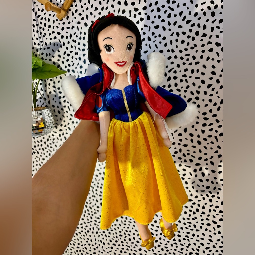 Disney Princess Snow White Exclusive Special Winter Cape 19-Inch Plush Doll
